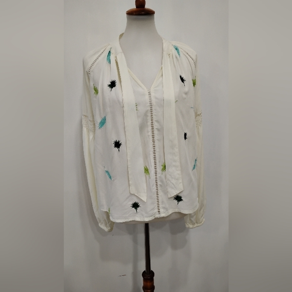 AMERICA & BEYOND BLOUSE - Picture 9 of 10